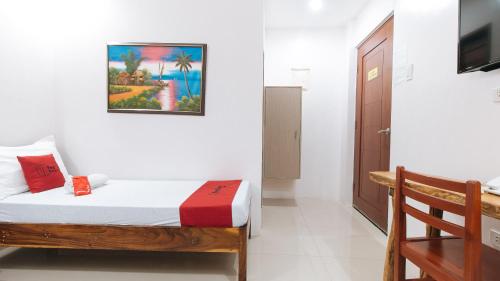 Katil atau katil-katil dalam bilik di RedDoorz Plus @ Jollydays Hotel Nueva Ecija