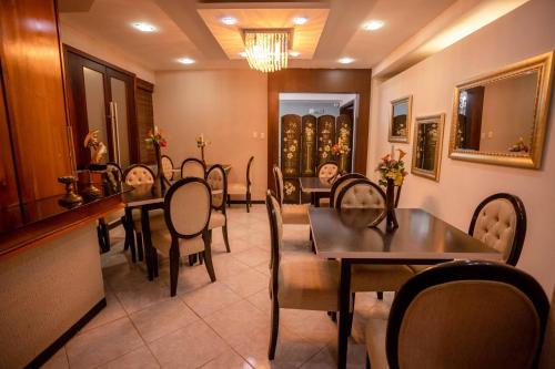 una sala da pranzo con tavoli e sedie in un ristorante di Casa Lolita Hotel-Boutique a Portoviejo