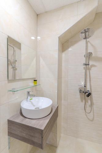 Ένα μπάνιο στο Cappo Aparthotel
