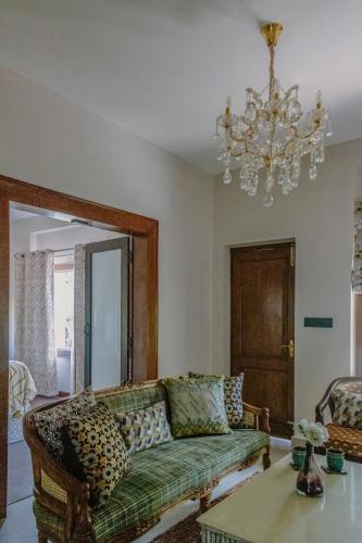 Coin salon dans l'établissement Almost Heaven Suites