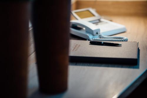 a pen sitting on top of a table next to a router at Hotel Schmachtendorf in Oberhausen