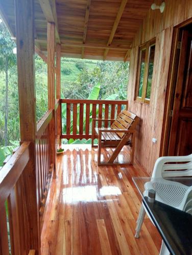 ハルディンにあるCabaña octaluzの小屋の玄関(ベンチ、テーブル付)