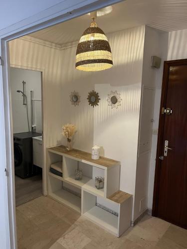 La salle de bains est pourvue d'un miroir et d'une lampe suspendue. dans l'établissement Coquet studio 10 min de Cannes, au Cannet