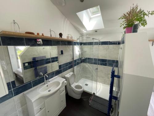 Un baño con lavabo, inodoro y bañera. en Maison au bord de mer, plage du Portmain, en Pornic