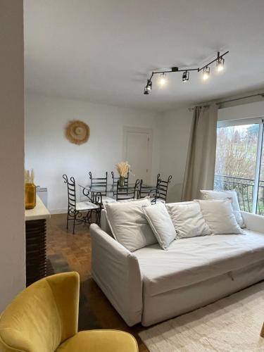 un salon avec un canapé blanc et une table dans l'établissement Maison des Rêves de Loire, à Saint-Aignan