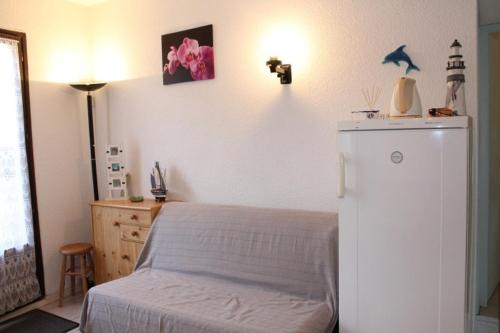 - une chambre avec un lit, une commode et un réfrigérateur dans l'établissement Appartement 2 pièces cabine - Gruissan GN250-089, à Gruissan