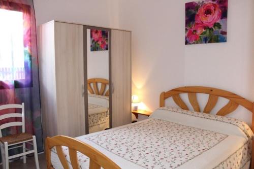 une petite chambre avec un lit et un miroir dans l'établissement Appartement 2 pièces cabine - Gruissan GN250-089, à Gruissan