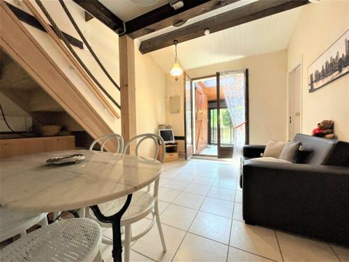 un salon avec une table et un canapé dans l'établissement Maison 2 pièces mezzanine - Gruissan GN490-055, à Gruissan