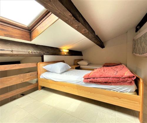 une chambre avec un lit dans un grenier dans l'établissement Maison 2 pièces mezzanine - Gruissan GN490-055, à Gruissan