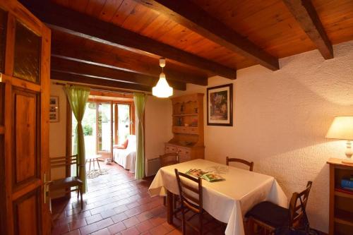 une salle à manger avec une table et des chaises blanches dans l'établissement Agréable maison de ville, à Agen