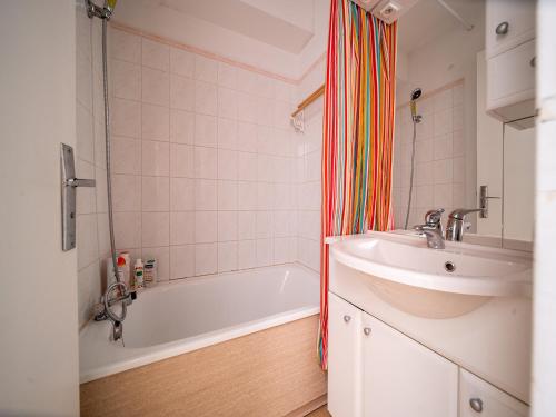 une salle de bain avec un lavabo et une baignoire et un lavabo dans l'établissement T de la Foux N 51 - 2P5C, à Allos