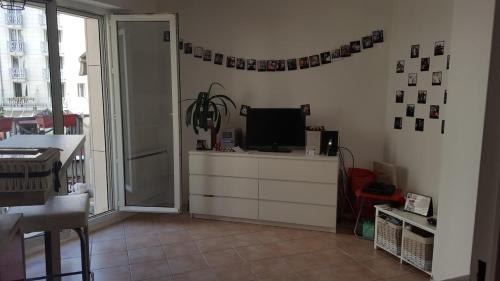 un salon avec une télévision sur une commode dans l'établissement Charming Studio near Paris, à Montrouge