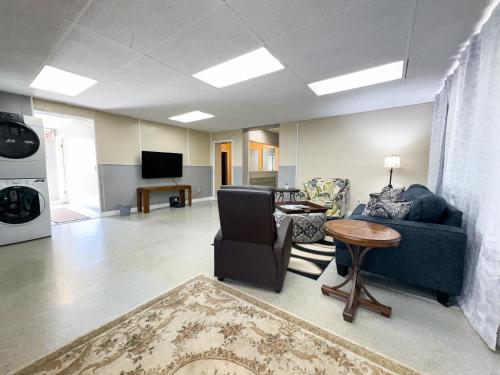 Μια τηλεόραση ή/και κέντρο ψυχαγωγίας στο 5 Bedroom, 2 Bath, Ranch Style
