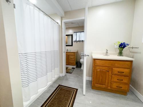 Ένα μπάνιο στο 5 Bedroom, 2 Bath, Ranch Style