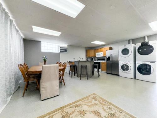 Η κουζίνα ή μικρή κουζίνα στο 5 Bedroom, 2 Bath, Ranch Style