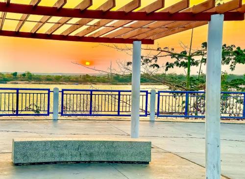 a porch with a blue fence and a bench at Vila Imper Host Itz - Apês com Wi-fi I A/C a 5 min. do Imperial Shopping in Imperatriz
