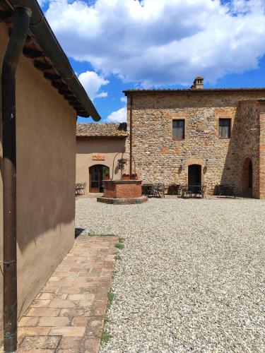 an outside view of a building with a courtyard at Borgo dé Brandi in Monteriggioni