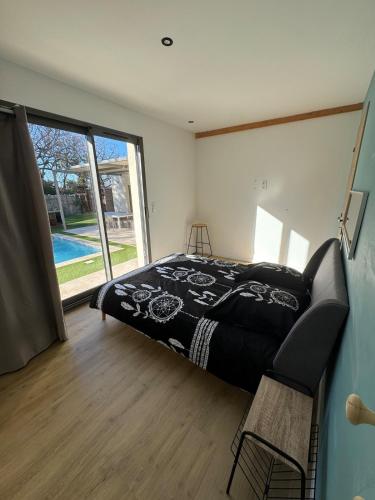 une chambre avec un lit et une grande fenêtre dans l'établissement VILLA Écrin de SAZE - LUXE & SPA, à Saze