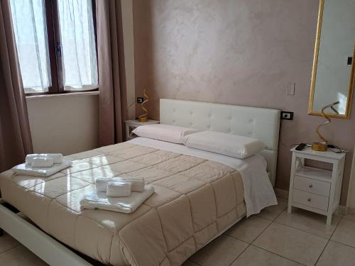 a bedroom with a bed with two towels on it at B&B La Ninfa del Lago in Lesina