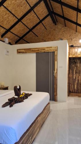 Un dormitorio con una cama grande en una habitación. en Tiny House, en Ko Lanta