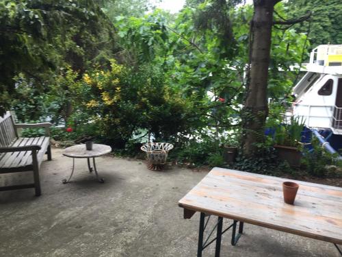 Κήπος έξω από το Charming Studio on House Boat