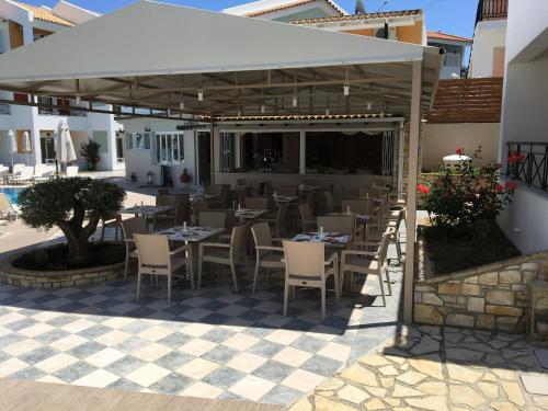 Un restaurante u otro lugar para comer en Maistrali Hotel Zante