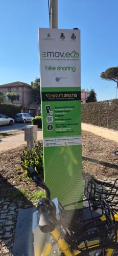 a sign for a bike show on a pole at Rome&Beach Home in Maccarese