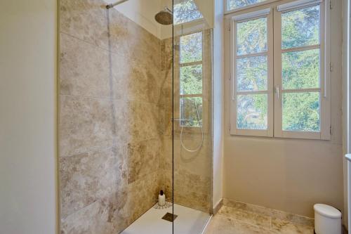 Ένα μπάνιο στο Gîtes Charme et Cosy avec piscine - Le Clos Boissière