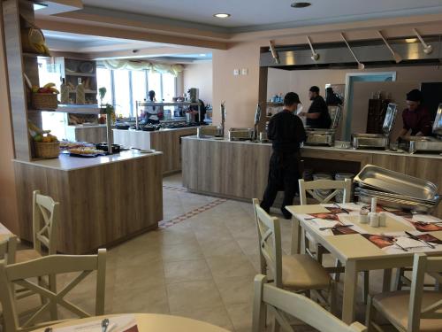 Un restaurante u otro lugar para comer en Maistrali Hotel Zante