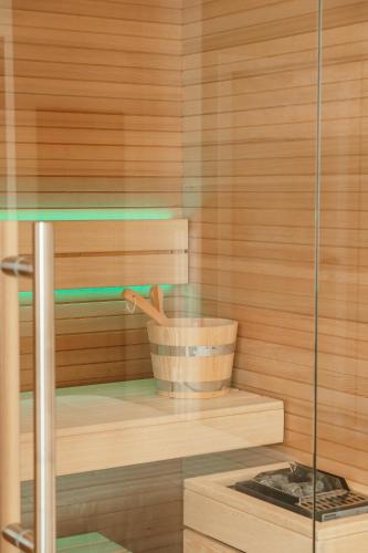 a sauna with a bucket in a wooden wall at Wine & Wellness in Villalta