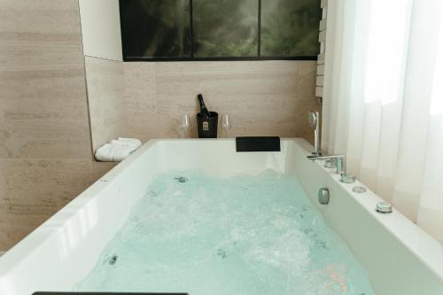 a bath tub filled with water in a bathroom at Wine & Wellness in Villalta