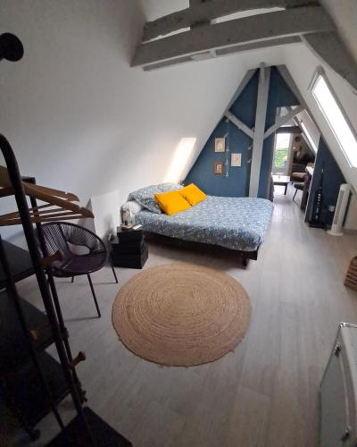 a living room with a couch and a rug at Le grenier de Mamou in Hesdigneul-lès-Boulogne