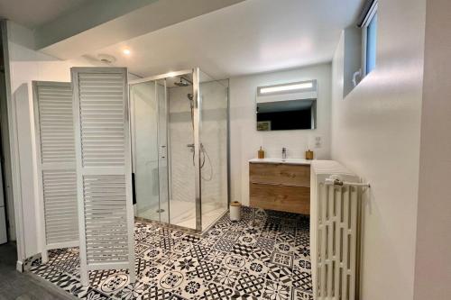 ein Badezimmer mit Dusche und Waschbecken in der Unterkunft Villa Quintel -Proche gare & centre -JardinBalcon in Brive-la-Gaillarde