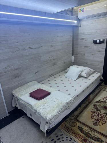 Llit o llits en una habitació de отель в центре кишинева