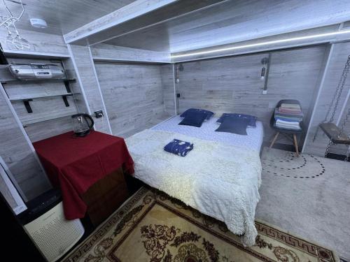 Llit o llits en una habitació de отель в центре кишинева
