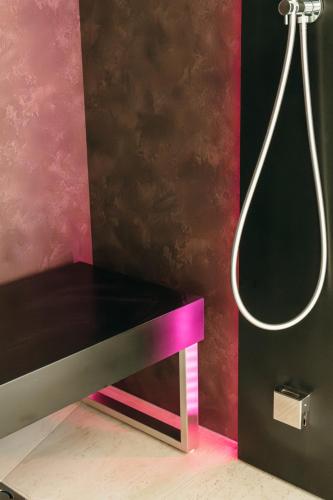 a pink bench in a room with a pink wall at Wine & Wellness in Villalta