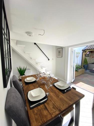 a dining room with a wooden table and chairs at Cosy cottage, 5 min to the beach in Caister-on-Sea