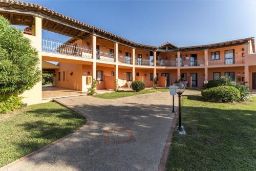 a building with a parking meter in front of it at Il Mirto Appartamenti, Ac e Wifi, Gallura in Vignola Mare