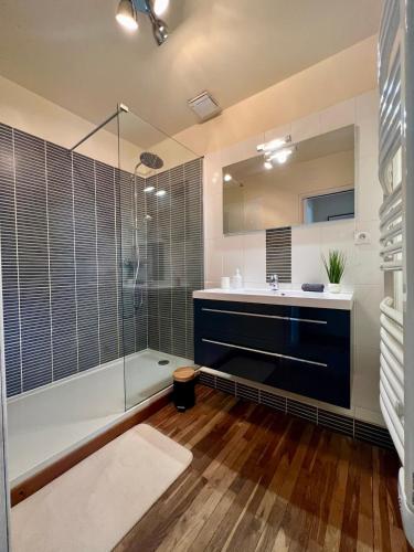 une salle de bain avec une baignoire, un lavabo et une douche dans l'établissement Casa Zola - T3 - Clim Balcon - Centre Brive, à Brive-la-Gaillarde