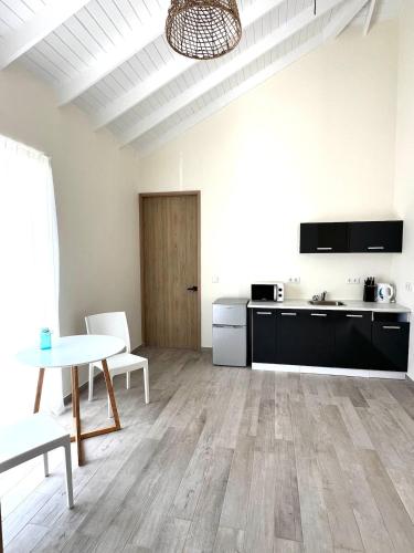 a living room with a table and a kitchen at New villa Caribbean Pearl in Willemstad