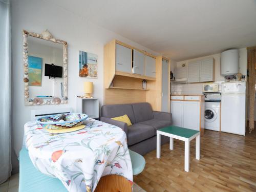 un petit salon avec un canapé et une table dans l'établissement Citadelle du Soleil N 164 - ST4, au Grau-du-Roi