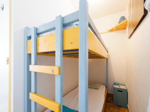 Ce lit superposé se trouve dans une petite chambre dotée de lits superposés. dans l'établissement Citadelle du Soleil N 164 - ST4, au Grau-du-Roi