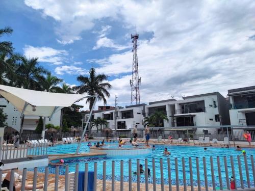 een zwembad op een resort met mensen erin bij Apartasol Familiar 2 in Santa Fe de Antioquia
