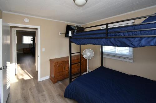 Ένα ή περισσότερα κρεβάτια σε δωμάτιο στο 2 Bed, 1 Bath, Upper Level Unit