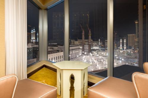 Nespecifikovaný výhled na destinaci Mekka nebo výhled na město při pohledu z hotelu