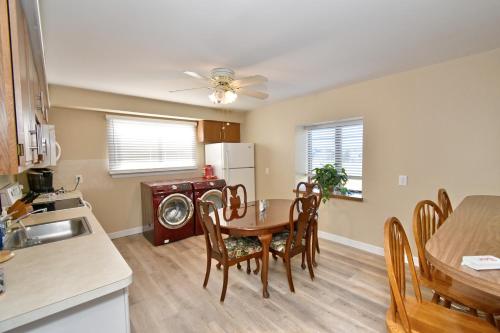 Η κουζίνα ή μικρή κουζίνα στο 2 Bed, 1 Bath, Upper Level Unit