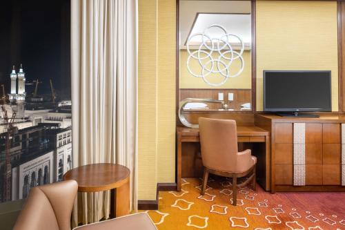 TV a/nebo společenská místnost v ubytování Marriott Hotel Jabal Omar Makkah