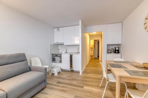 un salon avec un canapé et une table dans l'établissement Bel appart rénové Les Granges 26, à Villard-Reculas