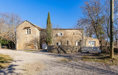 une grande maison en pierre avec un arbre en face de celle-ci dans l'établissement Amazing Home In Le Rouet With Wifi, à Notre-Dame-de-Londres