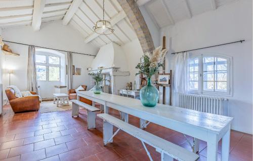 Cette grande chambre dispose d'une table avec un vase. dans l'établissement Amazing Home In Le Rouet With Wifi, à Notre-Dame-de-Londres
